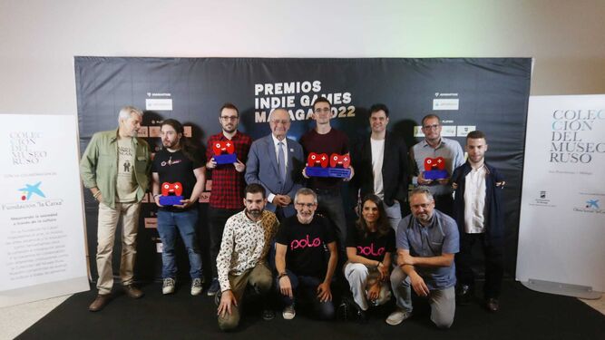 Foto familia de los premiados en la gala de los Indie Games Málaga 2022