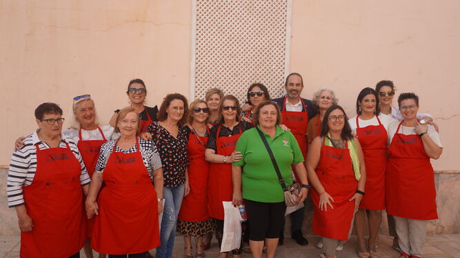 El alcalde de Carboneras junto a las mujeres participantes en el encuentro.