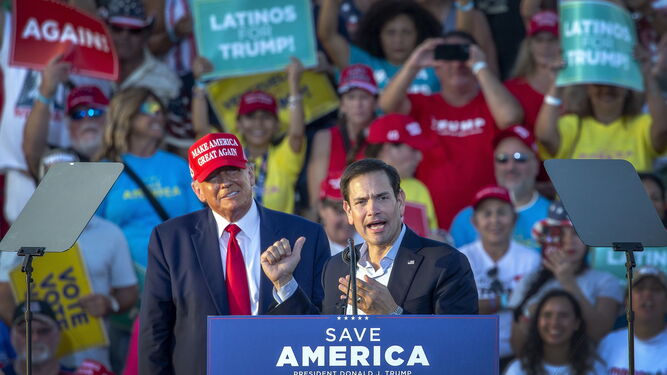 El senador republicano de Florida Marcos Rubio ofrece un mitin por su reelección junto a Trump en Miami.