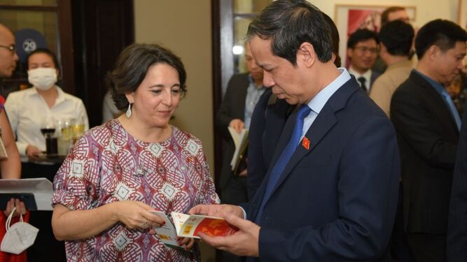El ministro de Educación de Vietnam conversa sobre el valor económico del español con embajadora de España en inauguración exposición ‘El mundo necesita superheroínas’ en el Museo de Bellas Artes de Vietnam.