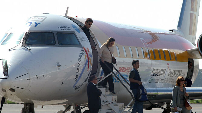 Viajeros desembarcan de un avión en el aeropuerto de Sevilla.