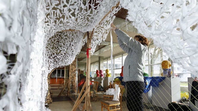 Voluntarias tejen redes de camuflaje para el invierno en Leópolis.