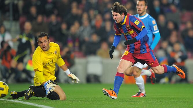 Messi bate a Esteban en la ida de la semifinal de 2011