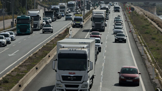 Camiones circulan en la ronda de circunvalación de Valencia.