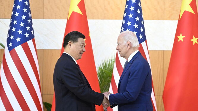 El presidente chino, Xi Jingping, saluda a su homólogo estadounidense, Joe Biden, en Bali.