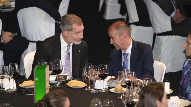 El rey Felipe VI charla con Jesús Posadas, presidente de la AEMA, durante la cena.