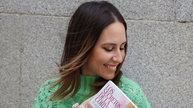 Estefanía Ruiz, sonriente, con su primera obra literaria entre las manos.