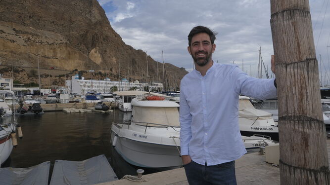 Molo posa para ‘Diario de Almería’ en el Puerto Deportivo de Aguadulce