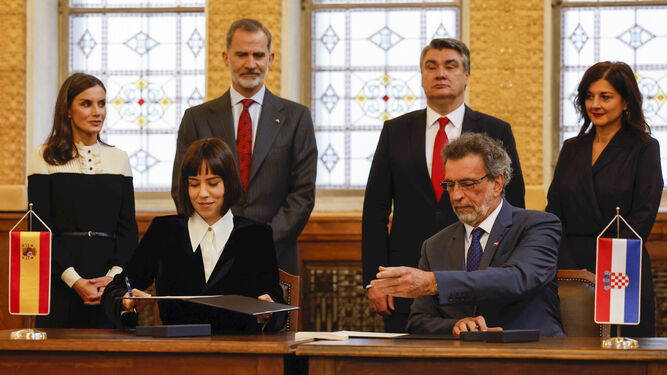 La ministra de Ciencia, Diana Morant, y el ministro de Ciencia y Educación de Croacia, Radovan Fuchs, firman el acuerdo ante los reyes y el presidente de Croacia, Zoran Milanovic.