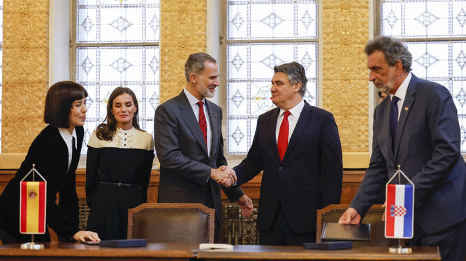 Felipe  VI estrecha la mano al presidente de Croacia, Zoran Milanovic, en presencia de la Reina, la ministra de Ciencia, Diana Morant, y el ministro de Ciencia croata, Radovan Fuchs, durante la firma del acuerdo del IFMIF Dones.