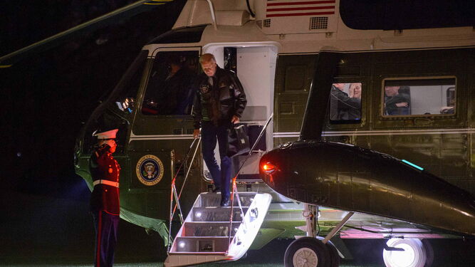 Biden baja del 'Marine One' a su llegada a la Casa Blanca.