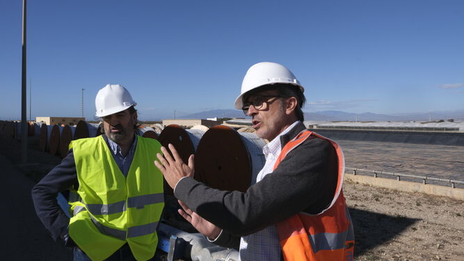 José Colomina y Paco Urquijo dan explicaciones del funcionamiento de la planta, ante la balsa de acumulación. Mar de Alborán dispone de 600.000 m3 de almacenamiento de agua en balsas.