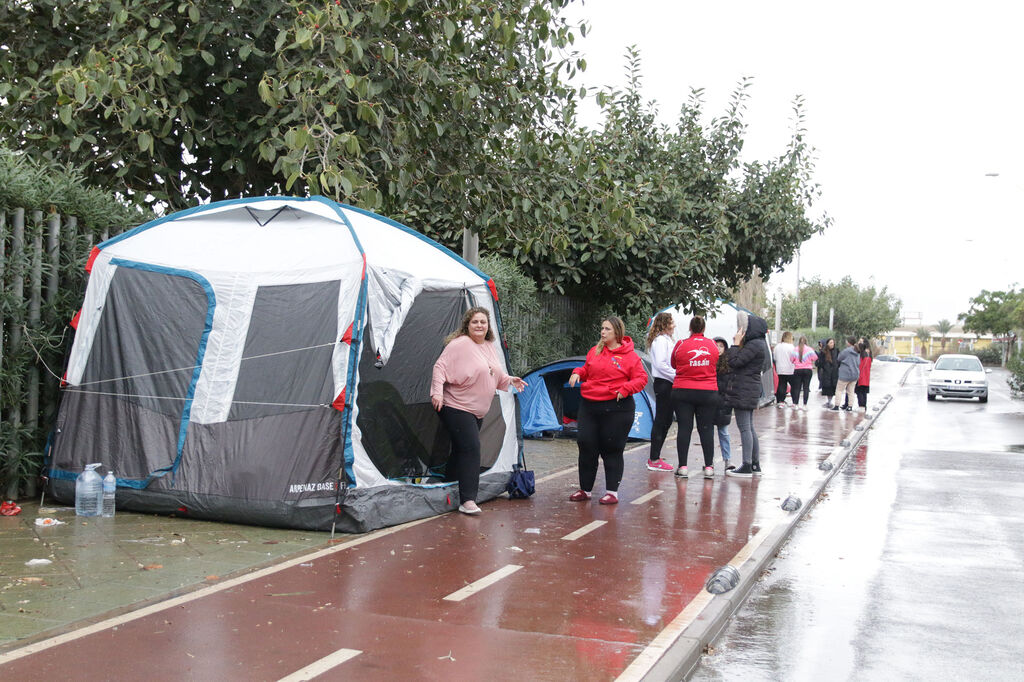 Las fans de David Bisbal acampan junto al estadio para no perder su sitio en la cola