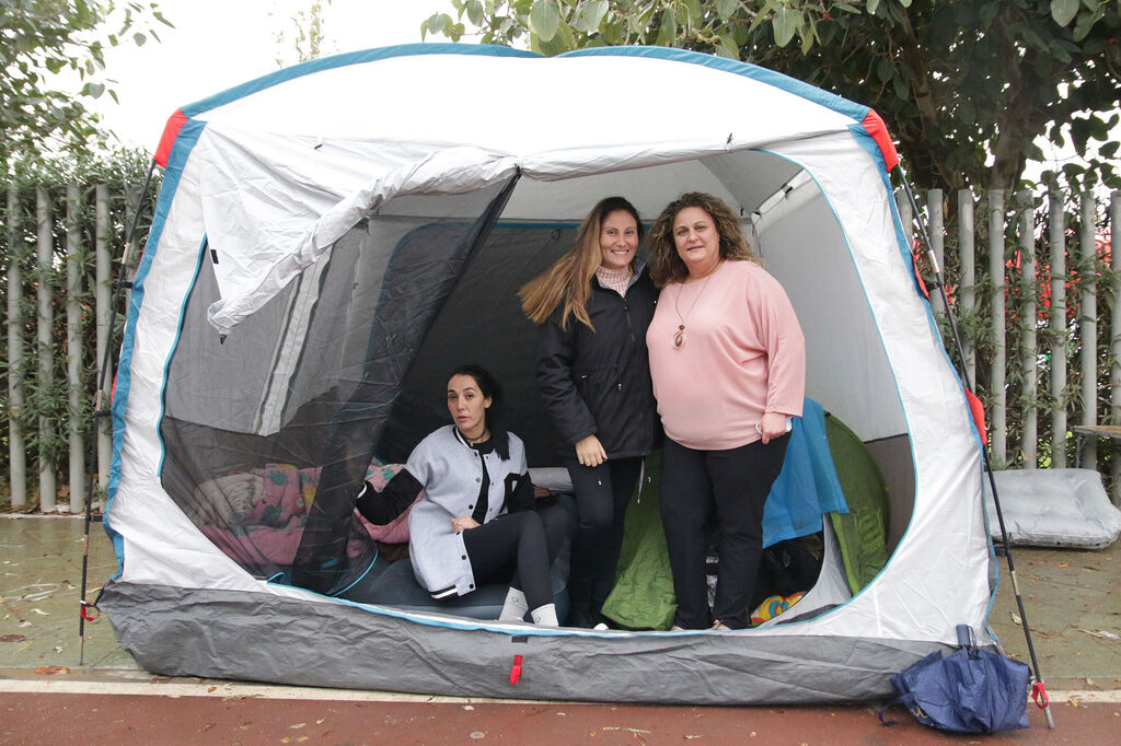 Las fans de David Bisbal acampan junto al estadio para no perder su sitio en la cola
