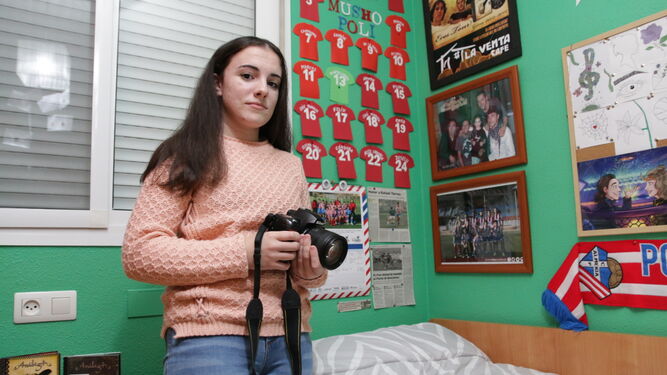 Davinia Capel posa con la cámara en su habitación, decorada del Poli Almería