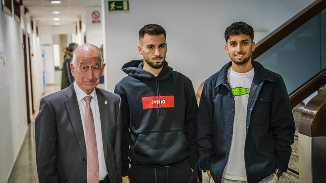 El futbolista, junto a su hermano y el alcalde de Roquetas, Gabriel Amat.