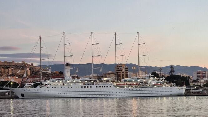 El crucero ‘Wind Surf’, de la naviera Windstar Cruises, en el puerto de Almería