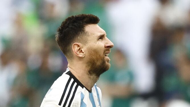 Messi, con el rostro perdido durante el partido con Arabia Saudí.