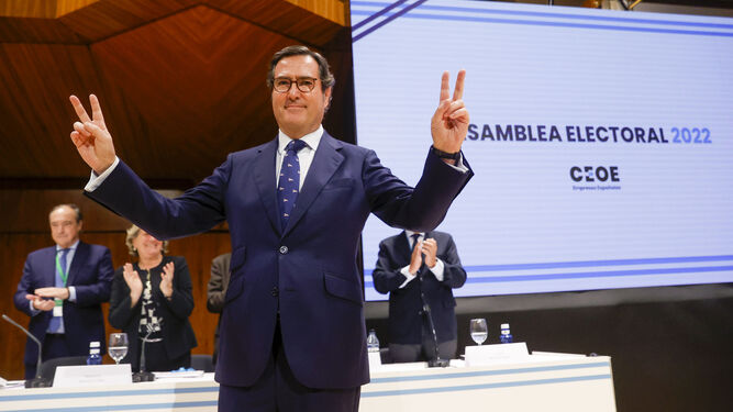 Antonio Garamendi celebra su reelección como presidente de la CEOE.