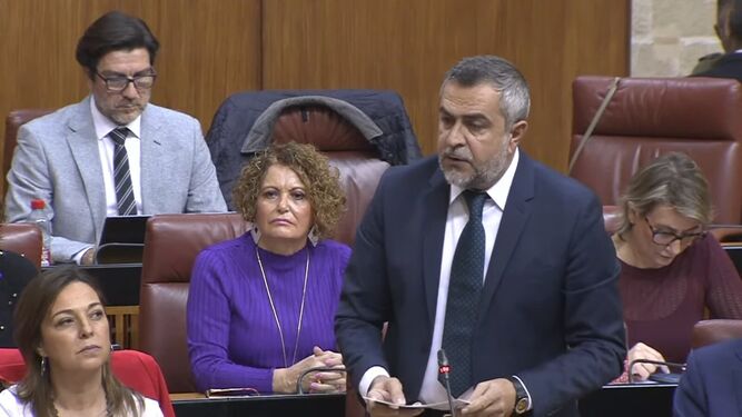 Juan Antonio Lorenzo durante el Pleno del Parlamento de Andalucía.