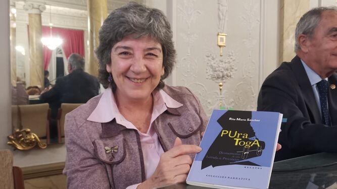 Rita María Sánchez, autora de 'Pura toga' y vicedecana del Colegio de la Abogacía de Almería.