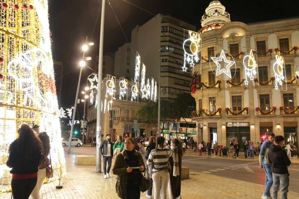 As&iacute; brilla Almer&iacute;a en Navidad: encienden las luces en el centro de la ciudad