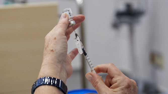 Una sanitaria sostiene el material necesario para la aplicación de la segunda dosis de la vacuna contra el Covid.