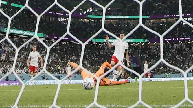 Lewandowski marca su primer gol en un Mundial ante Arabia Saudí.