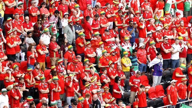 Los aficionados de Gales, en las gradas en el partido contra Irán.
