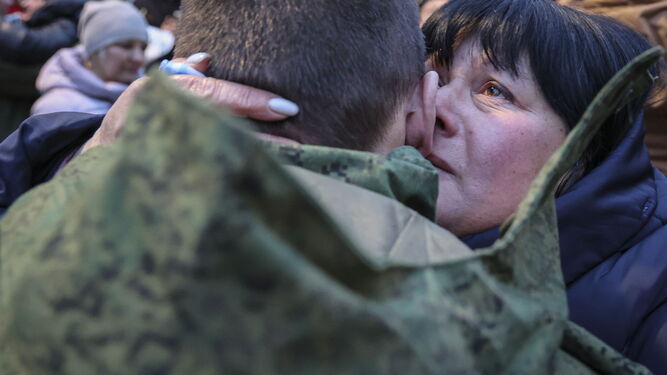 Una madre se reencuentra con su hijo tras un intercambio de prisioneros en la región de Donetsk.