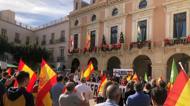 Vox moviliza a 300 simpatizantes y ciudadanos para pedir la dimisión del Gobierno de Sánchez en Almería