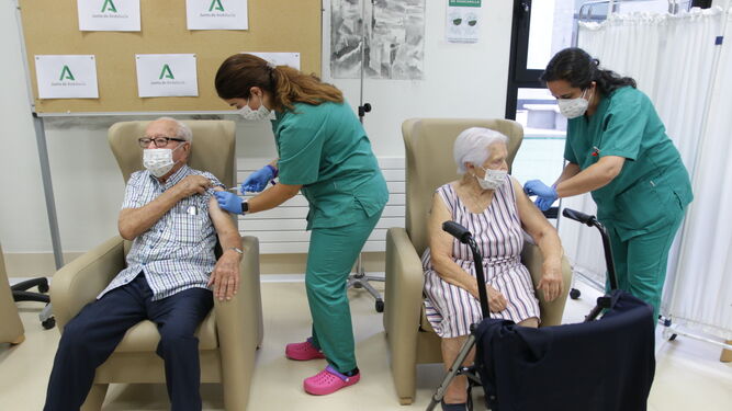 Primer día de vacunación de la gripe y cuarta dosis de covid-19 en la Residencia El Zapillo de Almería