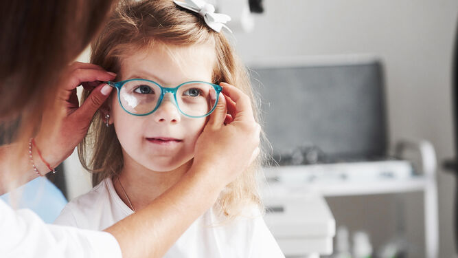 Una niña se prueba unas gafas.