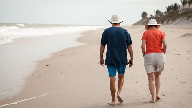 Dos jubilados dando un paseo por la playa