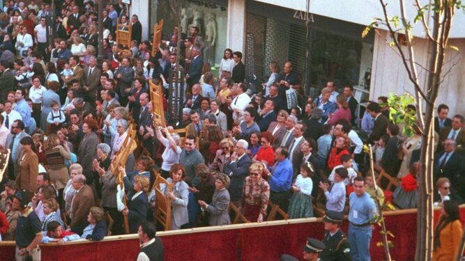 Los abonados de la Campana durante sus protestas.