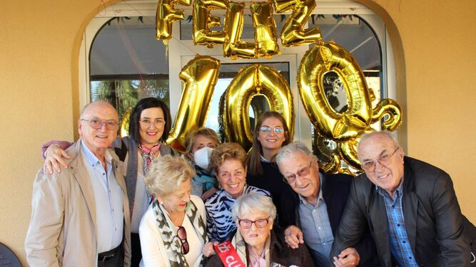 Engracia García, junto a sus familiares, celebrando sus cien años.