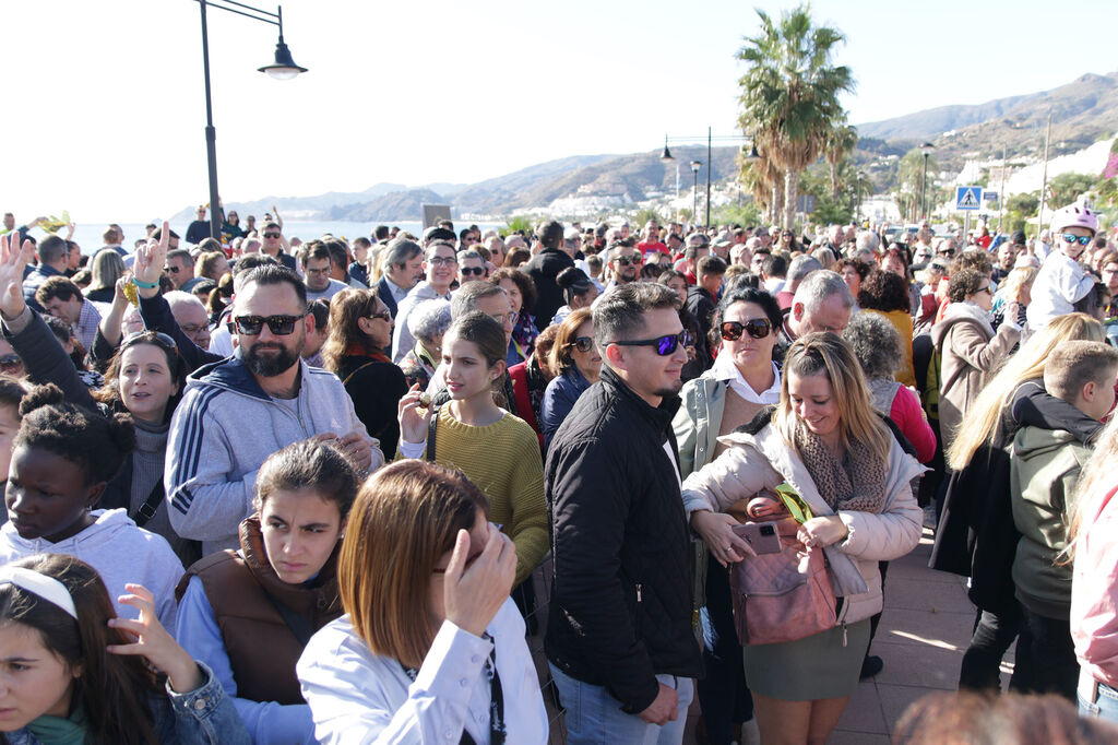 Cientos de personas se juntan en Moj&aacute;car para comerse un Ferrero Rocher