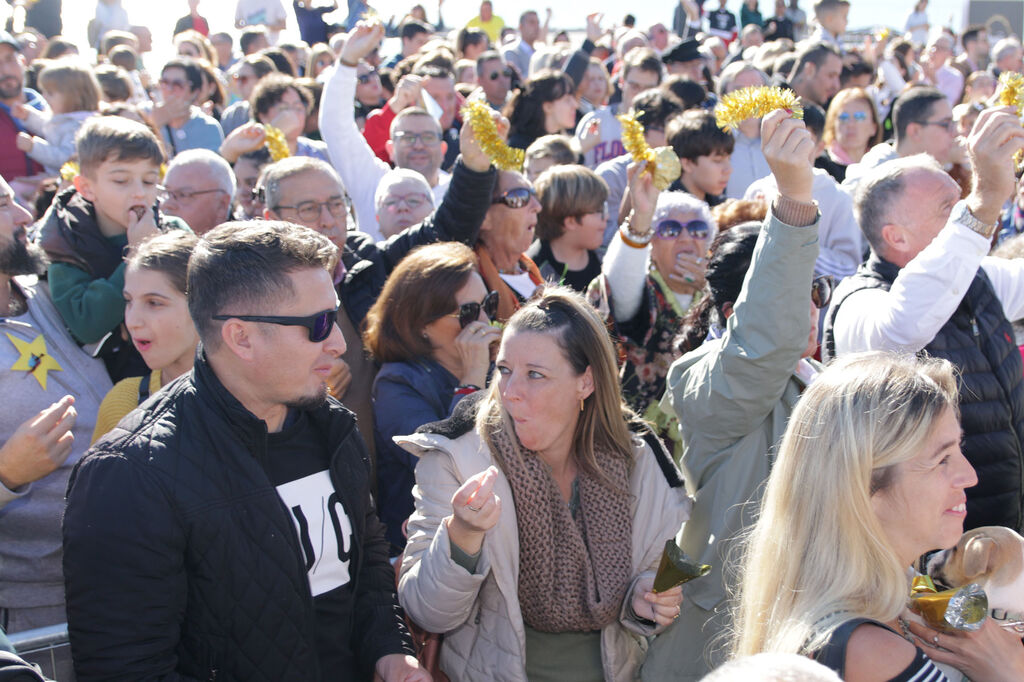 Cientos de personas se juntan en Moj&aacute;car para comerse un Ferrero Rocher
