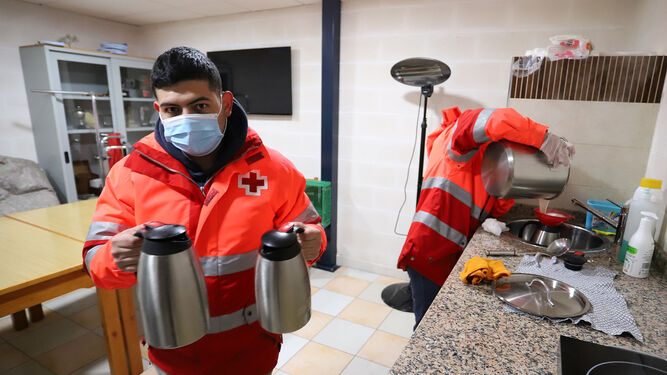 Voluntarios de Cruz Roja preparan alimentos para las familias más vulnerables de Huelva.