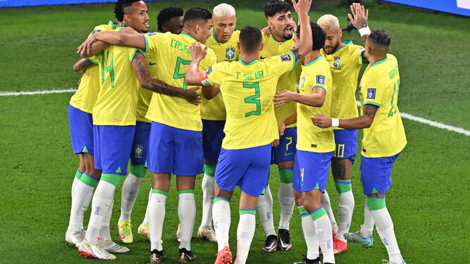 Los jugadores de Brasil celebran el gol de Vinicius Junior.