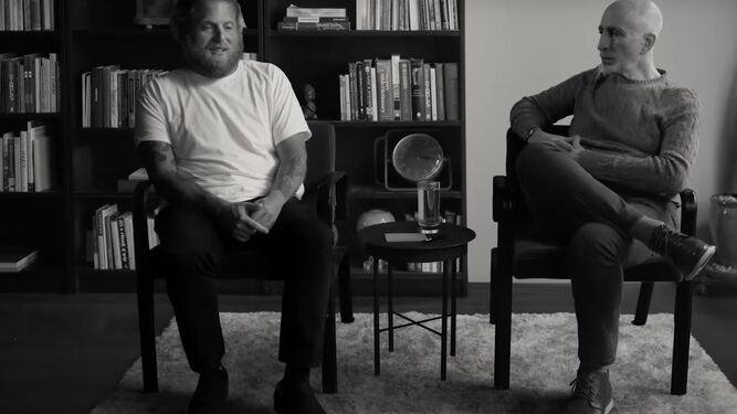 Jonah Hill y su psicoanalista Phil Stutz en una imagen del documental.