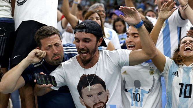 Los hinchas argentinos celebran la eliminación de Brasil en el estadio de Lusail.