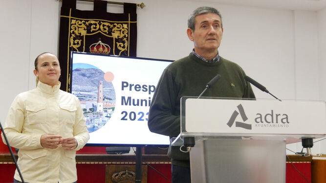 El alcalde Manuel Cortés y la concejala de Hacienda Alicia Heras han presentado las cuentas