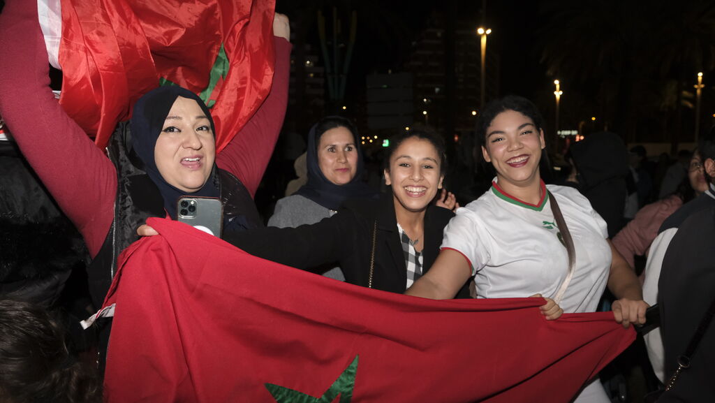 Im&aacute;genes de la celebraci&oacute;n en Almer&iacute;a, del pase a semifinales de Marruecos en el Mundial de F&uacute;tbol de Qatar