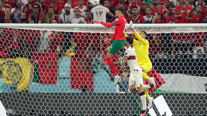 En-Nesyri salta por encima de Diego Costa y Rúben Neves para hacer su histórico gol.