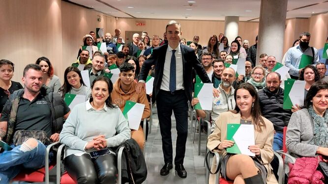 El delegado Amós García entrega las resoluciones de ayudas a autónomos en Almería