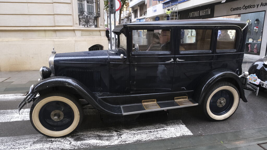 Los coches antiguos toman las calles de Almer&iacute;a