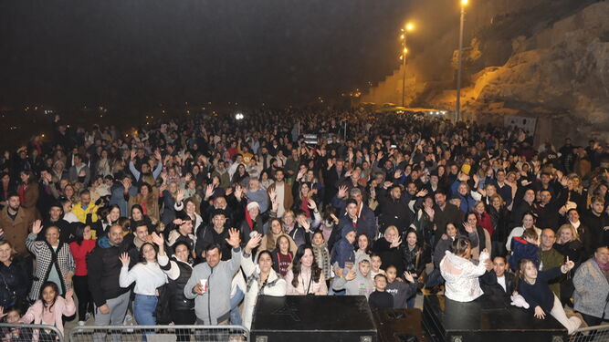 Cientos de personas asistieron a la tradicional Noche de las Candelas.