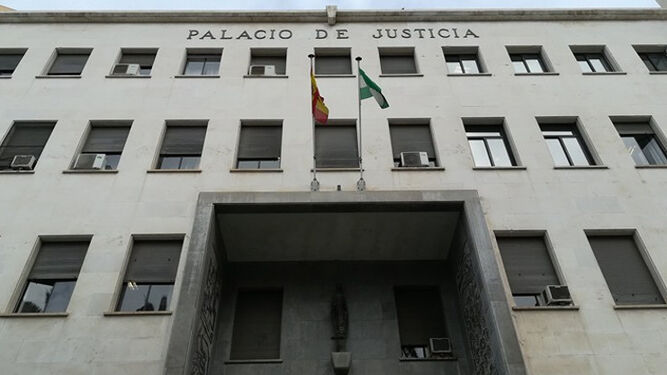 Exterior de la Audiencia Provincial de Almería.