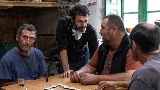 Un momento del rodaje de 'As bestas' con Rodrigo Sorogoyen dando instrucciones a los actores principales.